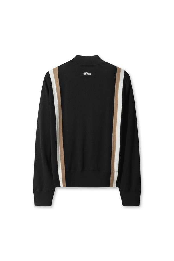 여성용 '캐시필 스트라이프 칼라 스웨터'는 메리노울 소재로 제작되어 부드러운 촉감과 뛰어난 보온성을 제공합니다. 블랙과 베이지 두 가지 색상으로 출시되었으며, 스트라이프 패턴과 로고 디자인이 클래식하면서도 스포티한 무드를 연출합니다. 방풍 안감과 통기성, 흡습 기능으로 겨울철 골프 및 일상에서도 편안하게 착용 가능합니다. 레귤러핏에 긴 소매, 폴로 네크라인, 두꺼운 두께감으로 포근함을 더하며, 인타르시아 편직과 서스펜더 디자인이 특징입니다. 겨울 데일리룩과 골프룩에 모두 활용하기 좋은 스웨터입니다.
