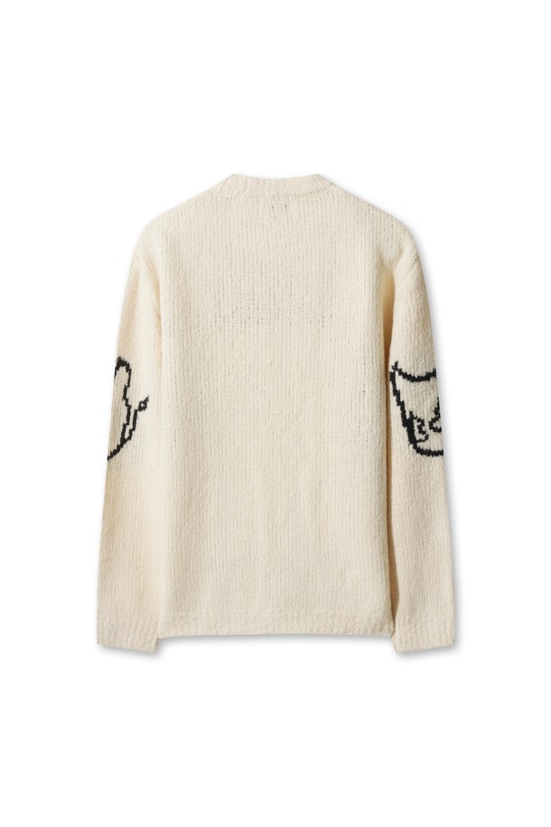 WAACKY(와키) 방풍 로우 게이지 여성 스웨터는 가을, 겨울 시즌에 골프 및 일상에서 캐주얼하게 착용하기 좋은 아이템입니다. 부드러운 울 소재와 두꺼운 두께감으로 보온성을 높였으며, 방풍 안감을 더해 추운 날씨에도 쾌적하게 활동할 수 있습니다. 오버핏 라운드넥 디자인에 와키 캐릭터 인타르시아 무늬가 적용되어 유니크한 포인트를 더했습니다. 아이보리, 블랙 두 가지 색상으로 출시되어 다양한 스타일에 매치하기 용이하며, 긴 소매 기장으로 따뜻함과 스타일리시함을 동시에 잡았습니다.
