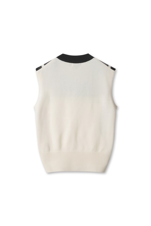 [코리아 TKR] Women V 스트라이프 니트 베스트는 여성 골프룩을 위한 스포티하고 클래식한 스타일의 니트 베스트입니다. 울 소재로 제작되어 겨울철 보온성을 높여주며, 부드러운 촉감이 특징입니다. V넥 디자인에 레귤러핏으로 편안하게 착용 가능하며, 화이트, 블랙, 레드의 세련된 스트라이프 패턴으로 디자인되었습니다. 올림픽 감성 디자인과 WAAC 로고 와펜으로 포인트를 더해 활동적인 무드를 연출합니다. 민소매 스타일로 활동성을 높였으며, 라운딩 시 돋보이는 스타일을 완성합니다.
