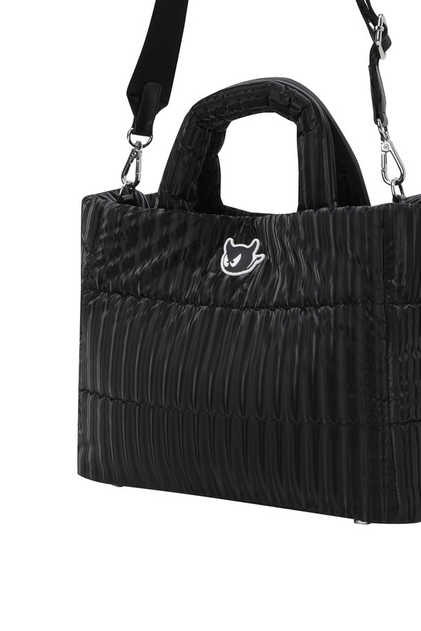 캐주얼한 스타일의 여성 패딩 백입니다. 블랙 컬러의 나일론 소재로 제작되었으며, 미디엄 사이즈에 퀼팅 및 스트라이프 패턴으로 포인트를 주었습니다. 탈부착 가능한 스트랩과 내부 수납공간 분리 기능으로 실용성을 더했으며, 사각 모양에 광택감을 더해 세련된 느낌을 줍니다. 골프룩은 물론, 일상에서도 폭넓게 활용할 수 있는 멀티웨이 패딩 백입니다.
