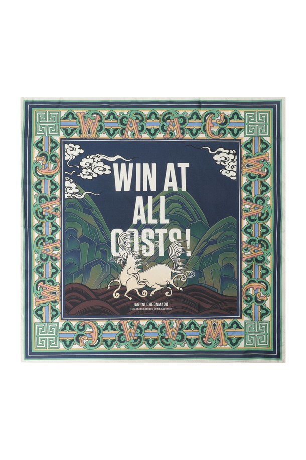 [GYEONGJU EDITION] 스카프는 우아하고 클래식한 분위기를 연출하는 여성용 실크 스카프입니다. 천마도 모티브 디자인의 프린트 무늬가 특징이며 부드러운 촉감과 얇은 두께로 사계절 내내 활용하기 좋습니다. 블루, 그린 두 가지 색상으로 출시되었으며, 65x64cm 사이즈로 제작되었습니다. 데이트룩, 모임룩, 여행룩 등 다양한 TPO에 활용 가능하며, 미니멀, 로맨틱 스타일을 즐겨 입는 분들께 추천합니다. 전용 파우치가 함께 제공되어 소중하게 보관할 수 있으며, 경주 에디션 한정 상품으로 특별함을 더합니다.
