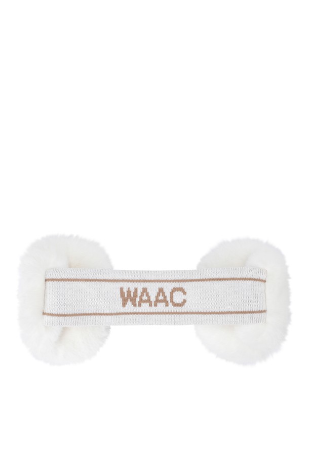 여성 퍼 이어워머는 부드러운 니트와 퍼 소재로 제작되어 겨울철 보온성을 책임집니다. 화이트 컬러의 무지 디자인에 양 사이드 퍼 디테일이 더해져 캐주얼하면서도 페미닌한 스타일을 연출합니다. 골프 및 일상생활에서 스타일리시하게 착용할 수 있으며, 밴딩 구조로 편안한 착용감을 제공합니다. 미니멀한 스타일을 선호하는 여성분들께 추천하는 필수 겨울 아이템입니다.
