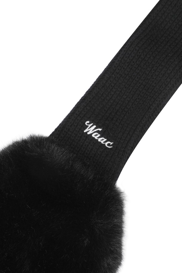 여성 리본 퍼 이어워머는 부드러운 퍼 소재로 제작되어 겨울철 보온성을 높여줍니다. 클래식, 미니멀, 캐주얼 스타일에 모두 잘 어울리며, 골프룩 연출에도 활용할 수 있습니다. 블랙 컬러에 무지 패턴으로 어떤 의상에도 매치하기 용이하며, 가볍고 편안한 착용감을 선사합니다. 사이드 로고 자수 디테일과 와키 캐릭터 레더 탭, 리본 장식이 디자인의 포인트를 더합니다. 턱끈이 있어 활동적인 날에도 안정적으로 착용할 수 있습니다.
