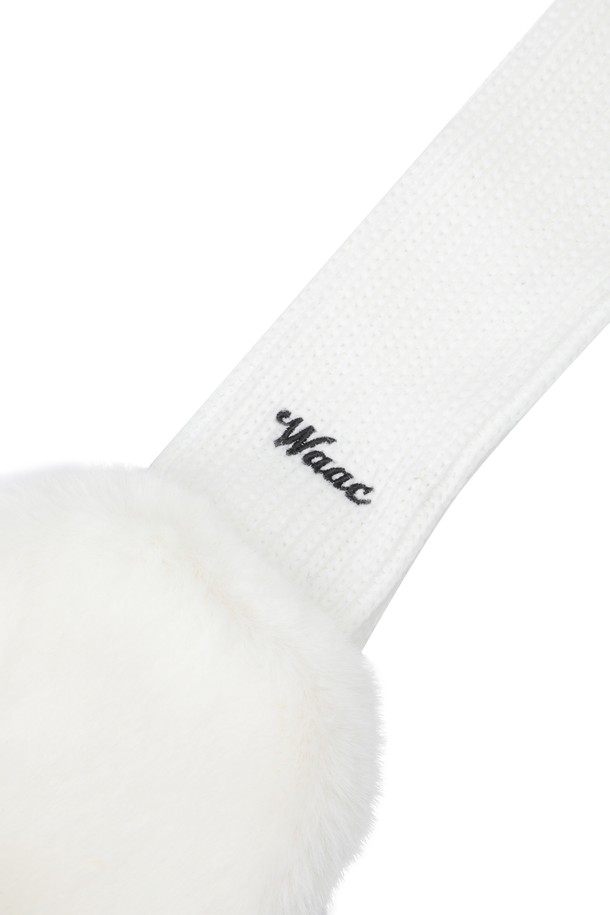 **Women 리본 퍼 이어워머**는 추운 겨울, 골프 라운딩과 일상에서 스타일리시하게 착용할 수 있는 여성용 이어워머입니다. 부드러운 퍼 소재와 두꺼운 두께로 뛰어난 보온성을 제공하며, 가볍고 편안한 착용감을 선사합니다. 화이트 컬러 바탕에 리본 장식과 사이드 로고 자수가 더해져 클래식, 미니멀, 캐주얼 룩에 모두 잘 어울립니다. 턱끈이 포함되어 활동적인 움직임에도 안정감을 유지하며, 턱 끈 끝단에는 와키 캐릭터 레더 탭으로 포인트를 주었습니다.
