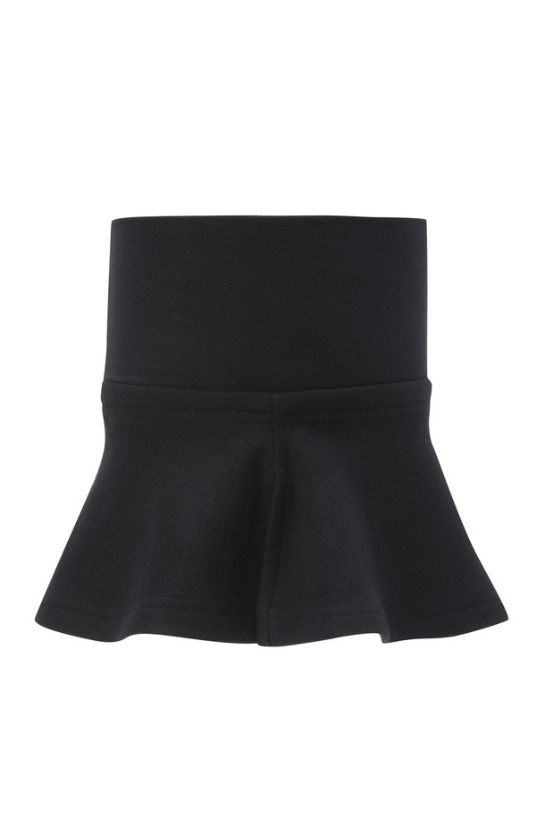 남성용 넥워머입니다. 신축성 소재로 제작되어 부드러운 촉감을 선사하며, 가을/겨울 시즌 골프 활동 시 보온성을 제공합니다. 군더더기 없는 깔끔한 블랙 컬러 디자인에 상단 배색 로고 프린팅으로 세련된 스타일을 연출합니다. 심플하면서도 실용적인 아이템으로, 다양한 스타일에 매치하기 좋습니다. 넥워머로 따뜻하고 편안한 골프를 즐겨보세요.
