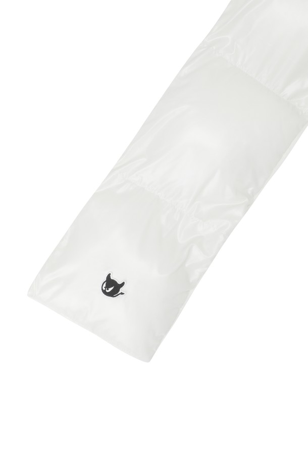 [Exclusive] 패딩 머플러는 포근함을 더하는 겨울철 필수 아이템입니다. 부드러운 벨보아와 폴리에스터 소재로 제작되어 뛰어난 촉감과 보온성을 제공하며, 무지 디자인으로 어떤 스타일에도 잘 어울립니다. 홀 방식 착용으로 간편하게 사용 가능하며 가벼운 착용감과 실용적인 디자인을 갖췄습니다. 화이트 컬러로 세련된 느낌을 더하여 골프, 일상 등 다양한 활동에 활용할 수 있습니다. 두꺼운 두께감으로 추운 날씨에도 따뜻하게 몸을 보호해 줍니다.
