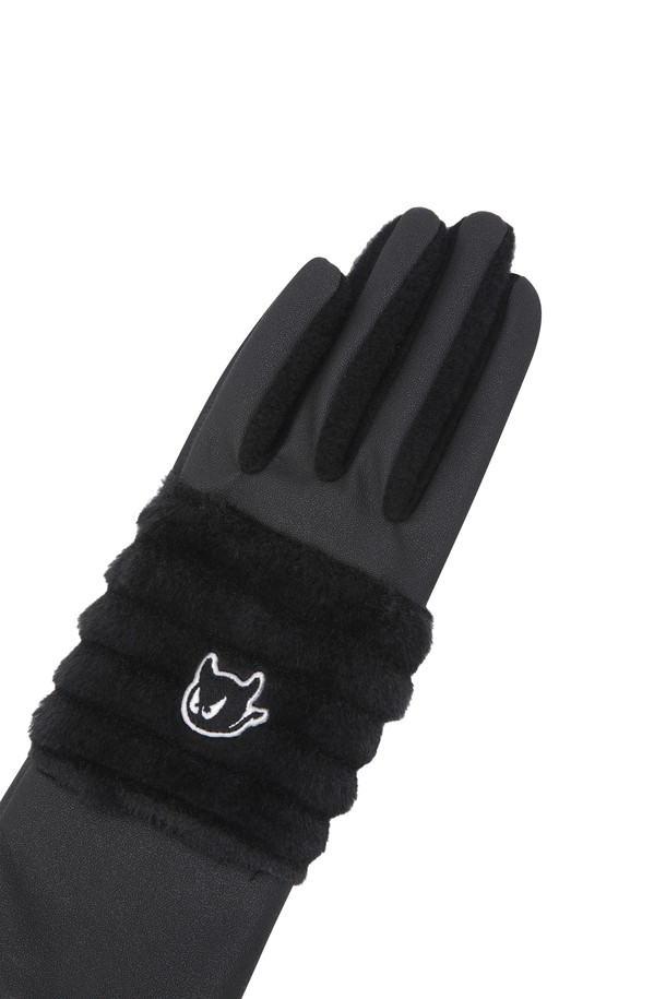 여성용 합성 가죽 골프 장갑(1쌍)입니다. 클래식하고 미니멀한 골프룩에 어울리는 블랙 색상의 제품으로, 겨울철 라운딩에 적합합니다. 보온성을 높여주는 손목 안감 퍼 소재와 사이즈 조절 기능이 있으며, 옆면 슬릿 디자인으로 편안한 착용감을 제공합니다. 합성가죽과 인조가죽 소재로 제작되었으며, 왼손과 오른손 모두 사용할 수 있는 세트 구성입니다. 무지 디자인에 퍼 장식이 더해져 여성스러운 포인트를 더했습니다.
