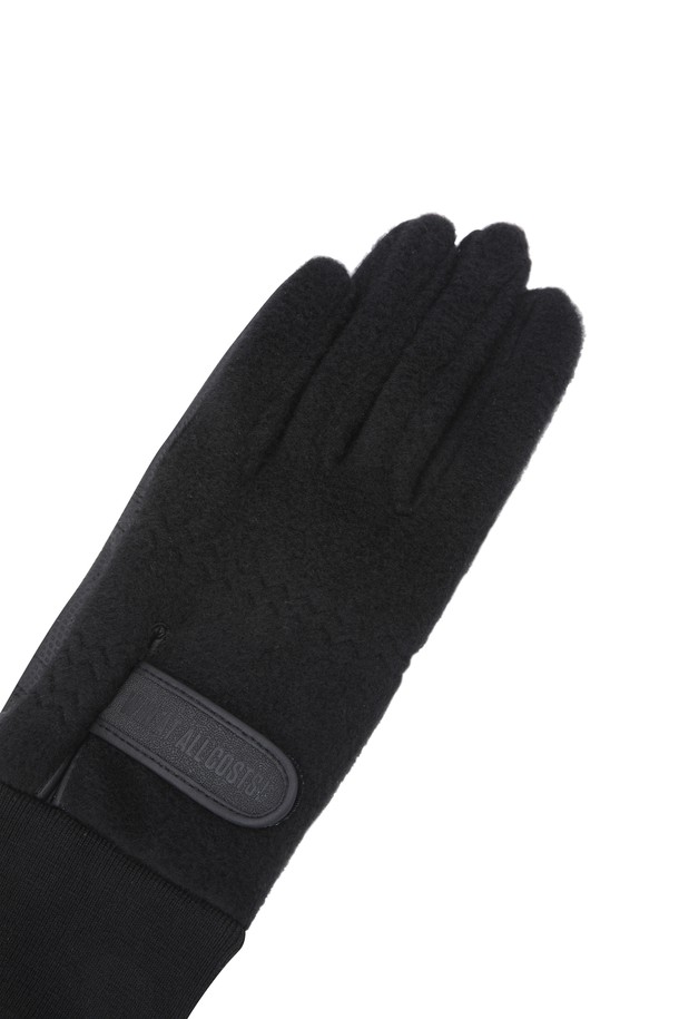 남성용 합성 가죽 골프 장갑(1쌍)입니다. 블랙 색상으로, 심플한 스타일과 클래식, 미니멀 무드를 연출합니다. 부드러운 합성가죽과 플리츠 소재를 사용하여 겨울철 보온성을 높였으며, 손목 밴딩 디테일로 흘러내림 방지 기능을 더했습니다. 골프룩에 잘 어울리는 실용적인 아이템으로, 일상생활에서도 활용 가능합니다.
