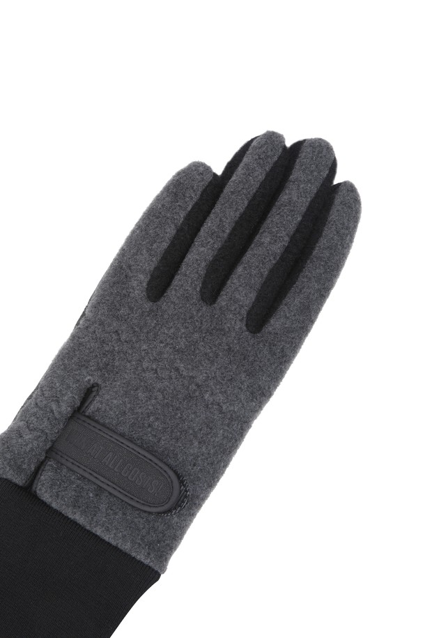 남성용 신세틱 레더 골프 장갑(1쌍)입니다. 부드러운 합성 가죽과 플리츠 소재로 제작되어 겨울철 골프 라운딩 시 보온성을 제공합니다. 심플하고 베이직한 디자인으로, 블랙과 그레이 두 가지 솔리드 컬러로 출시되었습니다. 손목 밴딩 디테일로 편안한 착용감을 선사하며, 골프룩에 미니멀하고 클래식한 분위기를 더합니다. 사이즈 조절이 가능하여 실용적으로 사용할 수 있는 아이템입니다.
