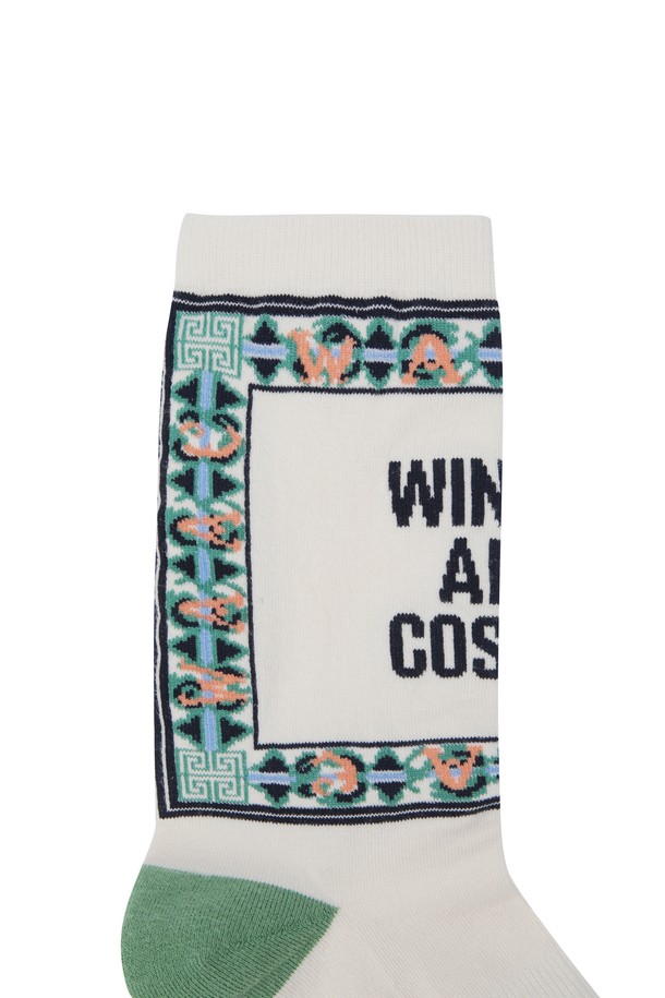 [GYEONGJU EDITION] 패턴 양말은 경주 에디션 한정판으로, 골프룩에 어울리는 여성 양말입니다. 부드러운 면 혼방 소재로 제작되어 편안한 착용감을 제공하며, 신축성이 있어 활동성을 높여줍니다. 귀여운 금관을 쓴 와키 캐릭터와 로고 패턴이 디자인되어 캐주얼하면서도 스포티한 스타일을 연출합니다. 양말 입구는 립 조직으로 처리되어 흘러내림을 방지합니다. 화이트와 민트 두 가지 컬러로 만나보세요.
