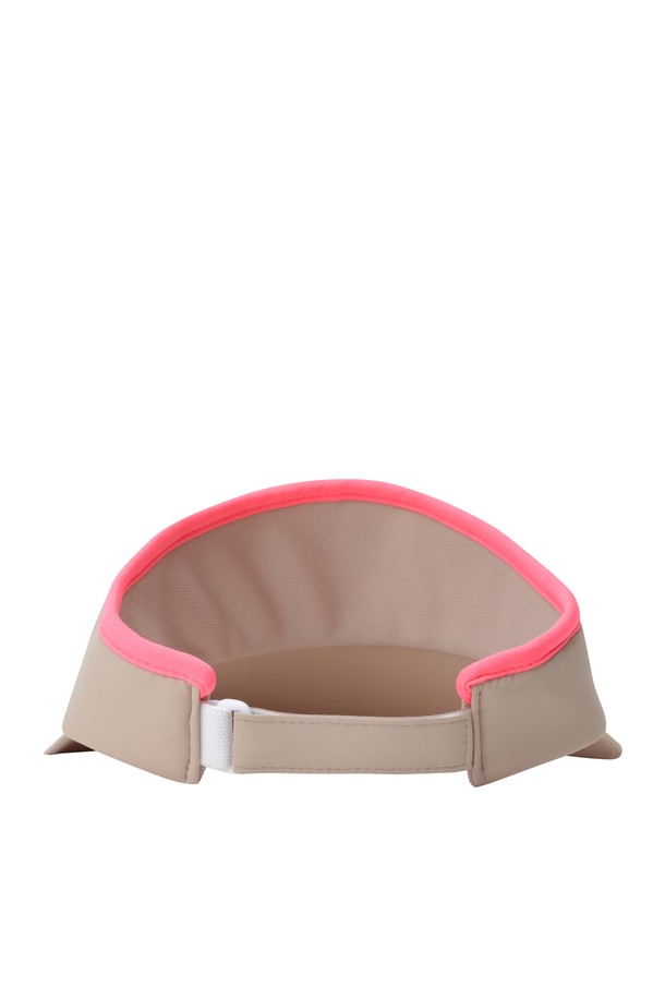 우먼 플라워 와이드 바이저는 여성 골프, 일상룩, 휴가룩, 여행룩에 잘 어울리는 썬바이저입니다. 베이지와 핑크 두 가지 색상으로 출시되었으며, 봄, 여름 시즌에 착용하기 좋습니다. 메쉬 소재로 제작되어 통기성이 뛰어나고, 와이어, 벨크로 디자인으로 시원하고 편안한 착용감을 선사합니다. 자수 패턴의 플라워 장식이 돋보이며, 자외선 차단 기능과 사이즈 조절 기능으로 실용성을 더했습니다. 휴대성이 뛰어나 언제 어디서든 간편하게 사용할 수 있습니다.
