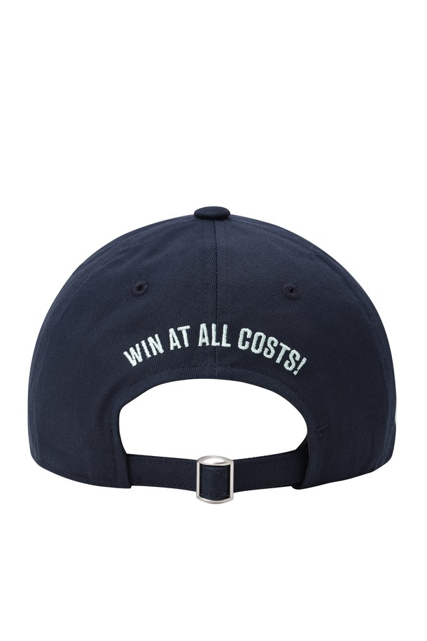 [퍼스트 티 키즈] 남성 볼캡은 골프 및 일상에서 활용 가능한 남성용 볼캡입니다. 네이비 컬러에 레터링 패턴으로 포인트를 주어 캐주얼하면서도 스포티한 스타일을 연출합니다. 챙 넓이는 7cm이며, 벨크로 디자인 장식으로 포인트를 더했습니다. 사이즈 조절과 땀 흡수 기능으로 편안한 착용감을 제공하며, WAAC X First Tee Kids 콜라보레이션 제품입니다. 봄, 여름, 가을 시즌에 착용하기 좋습니다.
