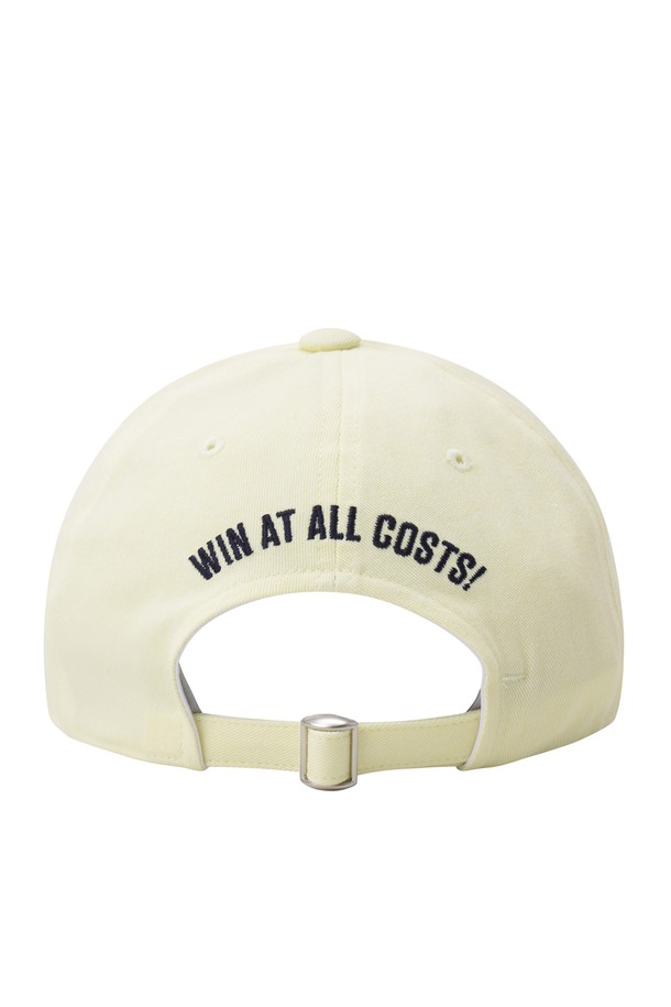 [퍼스트 티 키즈] 남성 볼캡은 골프 및 일상에서 모두 활용 가능한 남성용 볼캡입니다. 아이보리, 화이트 두 가지 색상으로 출시되었으며, 7cm 챙 넓이와 레터링 패턴이 특징입니다. 흡습 기능과 사이즈 조절이 가능한 벨크로 디자인이 적용되어 편안한 착용감을 제공합니다. WAAC X 퍼스트 티 키즈 콜라보레이션으로 제작되어 스포티하고 미니멀한 캐주얼 스타일을 연출합니다.
