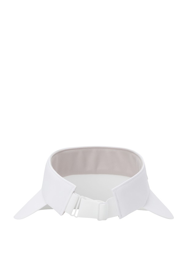 여성 골프에 적합한 화이트 컬러의 바이저입니다. 와이드 챙으로 햇빛을 가려주며, 후면 스트랩으로 사이즈 조절이 가능하고 이면 땀받이 디테일로 땀 흡수에 용이합니다. 레터링 패턴과 스트랩 디자인 장식이 돋보이는 봄, 여름 시즌용 아이템입니다.
