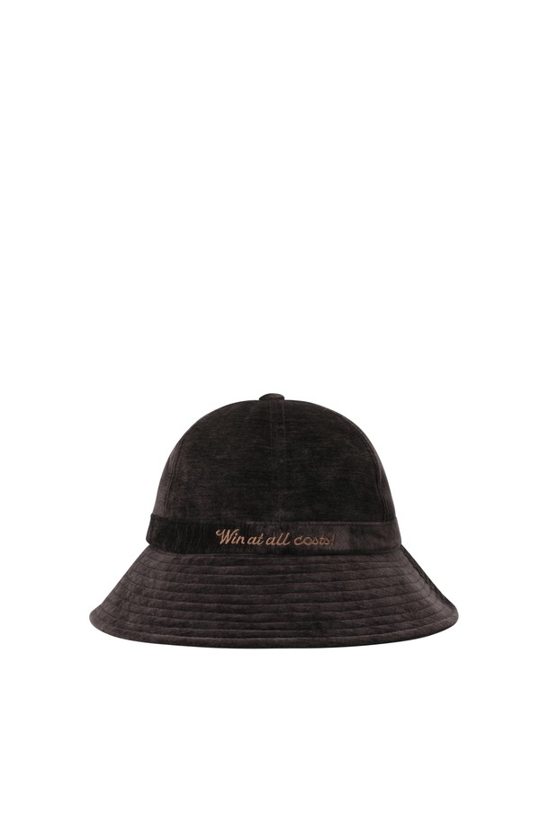 부드러운 코듀로이 소재와 벨벳 소재를 사용하여 제작된 여성 코듀로이 버킷햇입니다. 브라운과 아이보리 두 가지 색상으로 출시되어 다양한 골프룩과 일상룩에 매치하기 좋습니다. 챙 넓이 7cm로 햇빛을 효과적으로 가려주며, 자수 디자인이 포인트로 더해져 클래식, 캐주얼, 미니멀 스타일 모두 소화 가능합니다. 턱끈이 있어 활동적인 날에도 안정적으로 착용할 수 있으며, 가볍고 부드러운 촉감으로 편안함을 선사합니다. 봄, 가을 시즌에 활용하기 좋은 아이템입니다.
