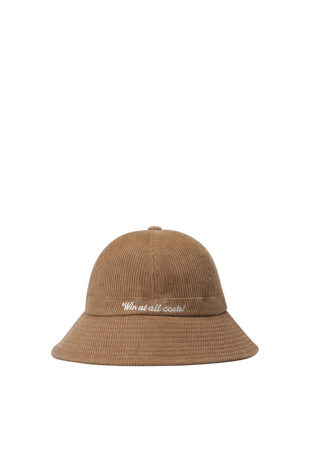 **우먼 코듀로이 버킷햇**은 부드러운 코듀로이와 벨벳 소재로 제작되어 봄, 가을에 착용하기 좋은 모자입니다. 7cm 챙 넓이로 햇빛을 가려주며, 가볍고 부드러운 촉감으로 편안하게 착용할 수 있습니다. 브라운과 아이보리 두 가지 색상으로 출시되었으며, 캐릭터 또는 로고 자수 디자인으로 포인트를 더했습니다. 턱끈이 있어 활동적인 날에도 안정감을 주며, 탈착 가능한 기능으로 실용성을 높였습니다. 골프룩, 캐주얼, 클래식, 미니멀 스타일 모두에 잘 어울립니다.
