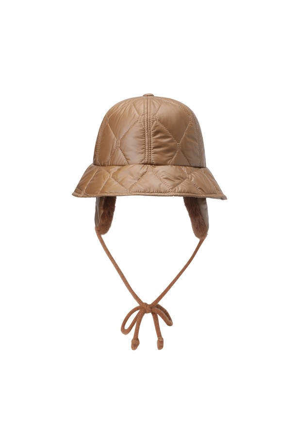 겨울철 라운딩과 일상에서 따뜻함을 선사하는 여성용 이어워머 패딩 버킷햇입니다. 부드러운 촉감의 패딩 소재와 6cm 챙으로 포근함을 더하며, 보온 기능을 갖춰 추운 날씨에도 쾌적하게 착용할 수 있습니다. 귀여운 캐릭터 자수와 퍼 장식이 캐주얼하면서도 클래식한 분위기를 연출하여 골프룩과 일상룩에 모두 잘 어울립니다. 턱끈이 있어 활동적인 움직임에도 모자가 쉽게 벗겨지지 않으며, 이어워머 디테일이 얼굴을 더욱 따뜻하게 감싸줍니다.
