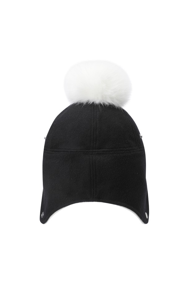 Women 폼폼 니트 햇은 겨울, 가을 시즌에 어울리는 여성용 니트햇입니다. 부드러운 니트 소재로 제작되어 편안한 착용감을 선사하며, 보온 기능을 갖춰 추운 날씨에도 따뜻하게 사용할 수 있습니다. 블랙 컬러에 무지 패턴으로 어떤 스타일에도 잘 어울리며, 4cm 챙 넓이와 일반적인 모자 깊이로 디자인되었습니다. 탈부착 가능한 퍼 방울과 양사이드 스냅 디테일로 포인트를 주어 클래식, 미니멀, 캐주얼 골프룩에 모두 잘 어울립니다.
