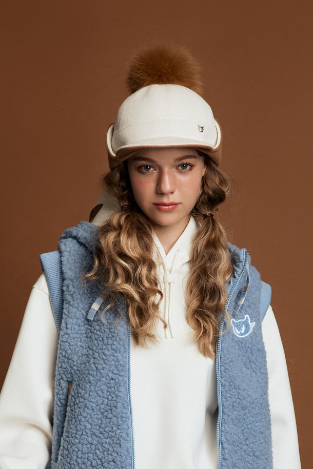 여성 폼폼 니트 햇은 가을, 겨울 시즌에 따뜻함과 스타일을 동시에 선사하는 모자입니다. 부드러운 니트 소재로 제작되어 편안한 착용감을 제공하며, 4cm 챙으로 포근한 느낌을 더합니다. 리얼 퍼 폼폼 장식과 양 사이드 스냅 디테일이 돋보이며, 폼폼은 탈부착이 가능하여 다양한 스타일 연출이 가능합니다. 골프룩, 캐주얼, 미니멀, 클래식 등 어떤 스타일에도 매치하기 좋은 실용적인 아이템입니다. 보온 기능을 갖춘 무지 디자인으로, 따뜻하고 세련된 겨울 스타일을 완성하세요.
