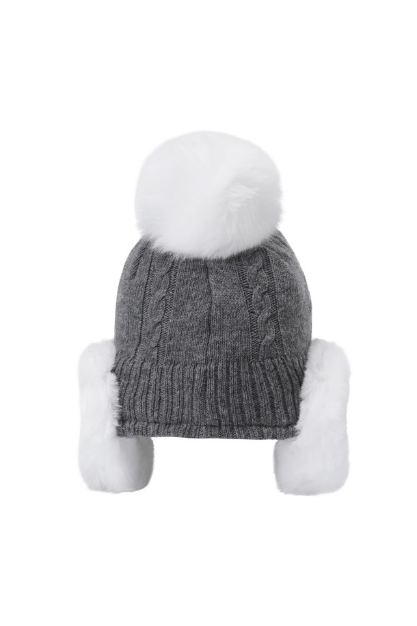 따뜻함과 스타일을 모두 갖춘 여성 이어워머 니트햇입니다. 부드러운 니트 소재와 퍼 소재가 혼방되어 포근한 착용감을 선사하며, 꽈배기 패턴으로 클래식한 무드를 더했습니다. 겨울철 골프 라운딩룩 또는 일상복에 매치하여 세련된 스타일을 연출할 수 있습니다. 보온성을 높여주는 이어워머 디자인과 방울 디테일이 돋보이며, 방울은 탈부착이 가능하여 다양한 스타일을 연출할 수 있습니다. 당신의 겨울 스타일링에 포인트를 더해보세요.
