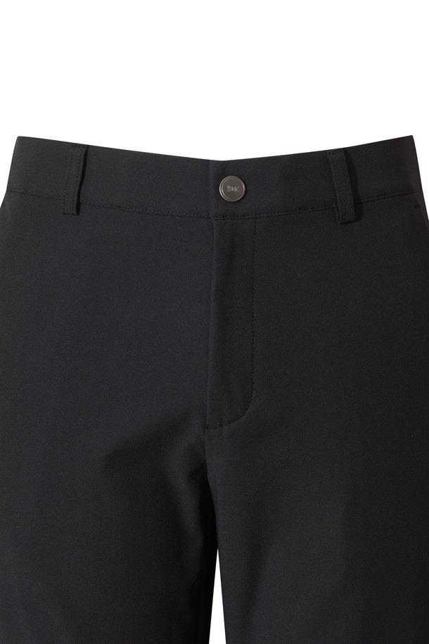 [코리아 TKR] Men Essential Soft Brushed Pants는 남성 골프룩을 위한 스포티한 스타일의 기모 안감 긴바지입니다. 부드러운 촉감의 나일론과 스판덱스 혼방 소재로 제작되었으며, 겨울 및 간절기에 착용하기 좋습니다. 무지 패턴의 레귤러핏 스탠다드핏으로 활동성을 고려한 실루엣을 제공합니다. WAAC 로고 디테일과 장갑 탈부착이 가능한 히든 벨크로가 특징입니다. 블랙 색상으로 어떤 골프 의류와도 잘 어울립니다.
