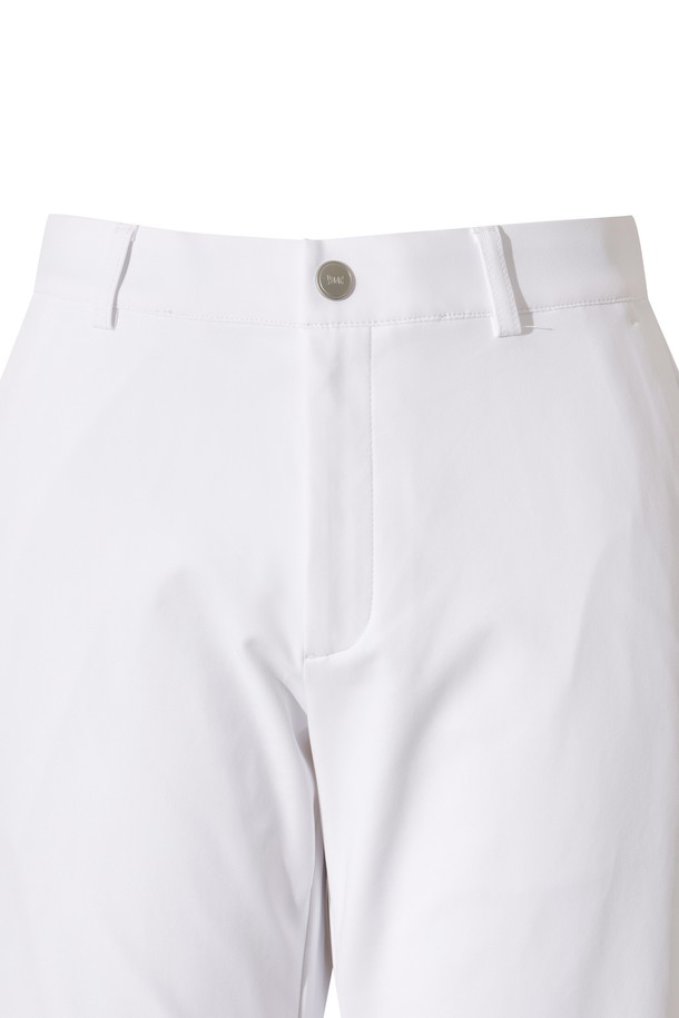 [코리아 TKR] Men Essential Soft Brushed Pants는 남성 골프룩을 위한 스포티한 스타일의 긴바지입니다. 겨울 및 간절기에 적합하며, 부드러운 촉감의 두꺼운 기모 안감으로 보온성을 높였습니다. 나일론과 스판덱스 혼방 소재로 활동성을 고려한 실루엣과 뛰어난 신축성을 제공합니다. 스탠다드핏으로 편안한 착용감을 선사하며, WAAC 로고 디테일과 장갑 탈부착 가능한 히든 벨크로가 특징입니다. 벨크로 밴딩으로 허리 사이즈 조절이 용이합니다.
