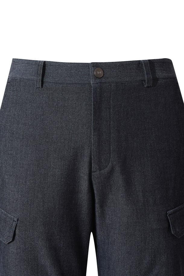 남성 데님(Denim)-like 테이퍼드 카고 팬츠입니다. TR 소재로 제작되어 부드러운 촉감과 뛰어난 보온성을 제공하며, 겨울철에도 따뜻하게 착용 가능합니다. 캐주얼 스타일로 골프룩, 겨울 데일리룩 등 다양한 TPO에 활용할 수 있습니다. 무지 디자인에 테이퍼드 핏으로 세련된 실루엣을 연출하며, 사이드 카고 포켓과 아웃포켓 디테일로 실용성을 더했습니다. 활동성을 고려한 디자인으로 편안한 착용감을 선사합니다.
