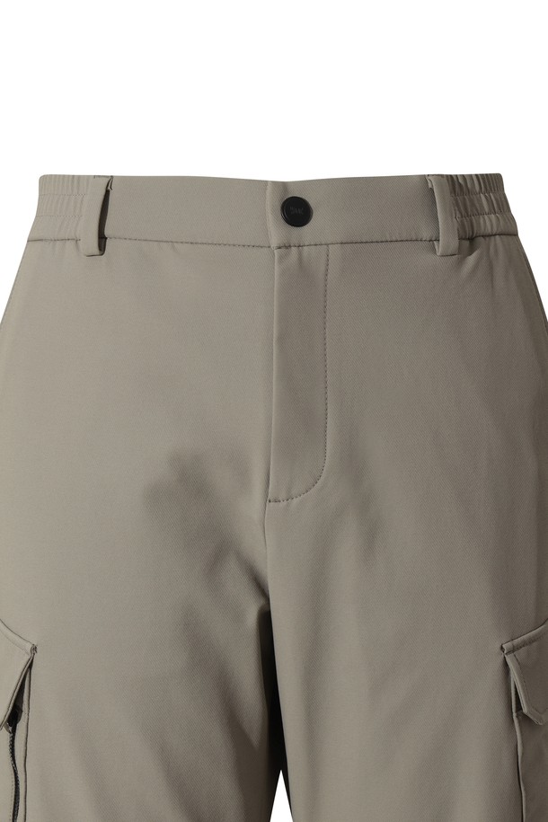 남성 소프트 브러쉬드 우븐 조거 팬츠는 부드러운 촉감의 기모 안감으로 겨울철 따뜻함을 선사합니다. 나일론, 스판덱스 혼방 소재로 제작되어 뛰어난 신축성과 활동성을 보장하며, 스포티하고 캐주얼한 스타일을 연출합니다. 골프웨어는 물론 일상복으로도 활용 가능하며, 무지 디자인에 조거 핏으로 편안함을 더했습니다. 양쪽 카고 포켓과 힙 포켓 덮개 디테일이 실용성을 높여줍니다. 두꺼운 두께감으로 보온성을 극대화한 겨울철 필수 아이템입니다.
