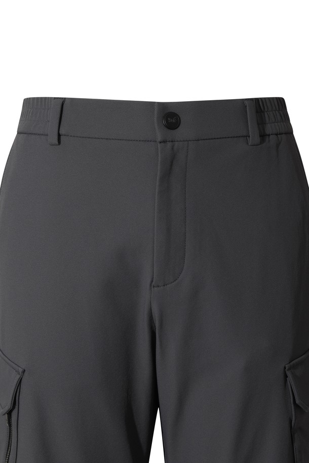 남성용 소프트 브러쉬드 우븐 조거 팬츠입니다. 부드러운 촉감의 기모 안감으로 제작되어 겨울철 보온성을 높였습니다. 스판덱스, 나일론 혼방 소재로 제작되어 활동성이 뛰어나며, 스포티, 캐주얼, 미니멀 스타일을 연출하기 좋습니다. 무지 디자인에 조거 핏으로 편안함을 더했으며, 골프룩 또는 일상복으로 활용 가능합니다. 고신축성, 힙 포켓, 카고 포켓 디테일이 돋보이는 제품입니다.
