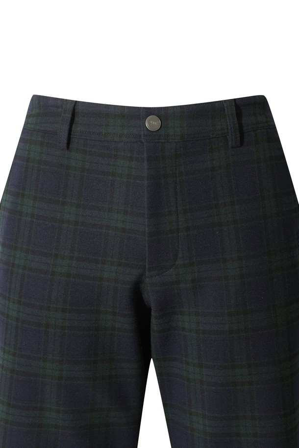 남성 TR 체크 패턴 팬츠는 가을, 겨울 시즌에 포멀과 캐주얼 스타일을 모두 아우르는 남성용 골프 팬츠입니다. 부드러운 촉감의 TR 소재로 제작되어 편안한 착용감을 선사하며, 허벅지 부분은 여유로운 핏으로 활동성을 높였습니다. 테이퍼드 핏으로 다리가 길어 보이는 효과를 주며, 체크 패턴이 클래식하고 세련된 분위기를 더합니다. 보온성이 뛰어나 쌀쌀한 날씨에도 따뜻하게 착용 가능하며, 골프룩과 출근룩 등 다양한 TPO에 활용 가능합니다. 다양한 아이템과 매치하여 미니멀, 캐주얼 스타일을 연출해보세요.
