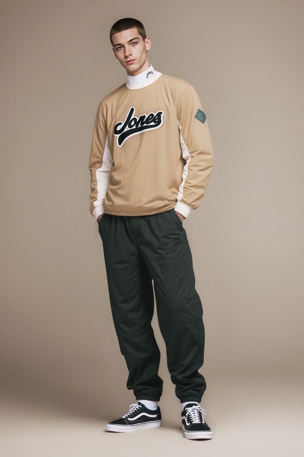 [JONES] 남성 윈드브레이커 조거 팬츠는 가을, 겨울 시즌에 적합한 남성용 조거 팬츠입니다. 골프 및 일상 활동에 적합하며, 스포티한 스타일을 연출합니다. 
블랙 색상에 무지 패턴으로 미니멀한 디자인을 강조하며, 나일론과 스판덱스 혼방 소재로 제작되어 활동성과 내구성을 높였습니다. 
두꺼운 두께감의 기모 안감과 메쉬 안감 처리가 되어 보온성을 더하고, 밑단 밴딩과 무릎 다트 디테일로 편안한 착용감을 제공합니다. 
경량 소재를 사용하여 편안함을 더했으며, JONES 콜라보레이션으로 디자인의 완성도를 높였습니다. 
조거핏으로 트렌디한 스타일을 연출하며, 스포티, 캐주얼 룩을 완성하기 좋습니다.
