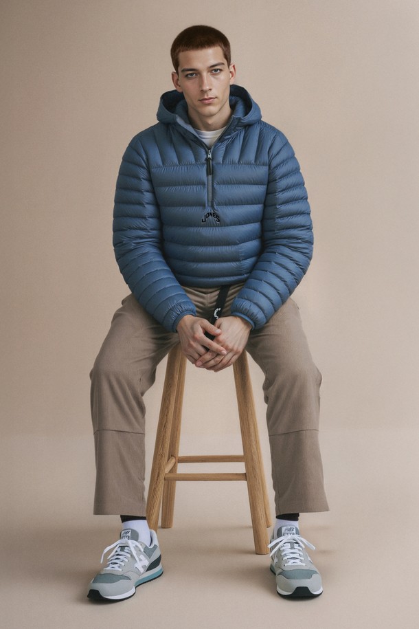 [JONES] 남성 코듀로이 더블 니 팬츠는 가을과 겨울, 골프 및 일상생활에서 모두 활용 가능한 남성용 바지입니다. 부드러운 촉감의 코듀로이, 폴리에스테르, 스판덱스 혼방 소재로 제작되어 보온성이 뛰어나고, 레귤러핏으로 편안한 착용감을 선사합니다. 베이지 컬러의 무지 디자인이며, JONES 로고가 새겨진 벨트 일체형으로 깔끔한 스타일을 연출합니다. 더블 니 디자인으로 활동성을 높였으며, 캐주얼, 클래식, 스포티한 다양한 스타일을 소화할 수 있습니다.
