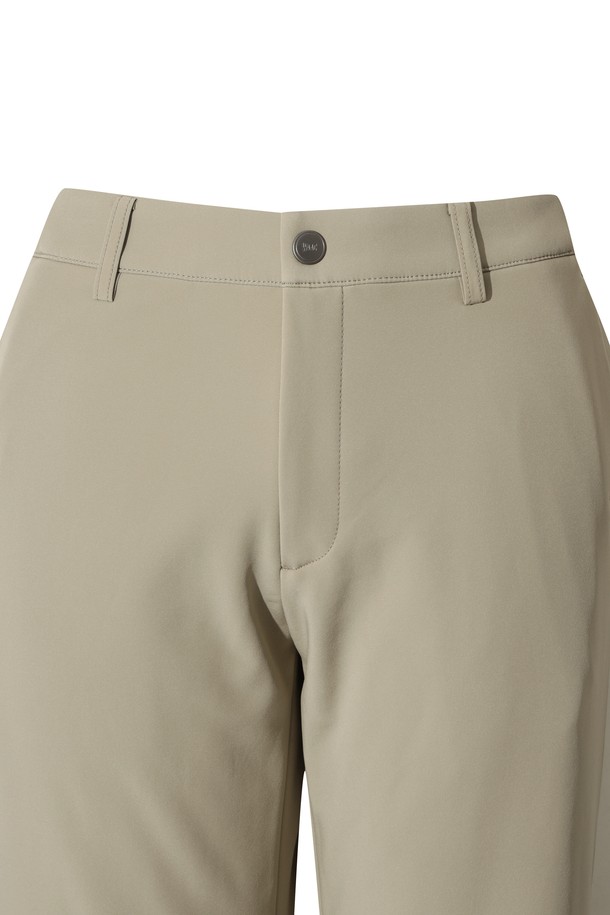 남성용 에센셜 본디드 팬츠는 겨울철 보온성을 책임지는 두꺼운 두께감의 긴바지입니다. 베이지 색상에 스포티하고 베이직한 스타일로, 골프 및 일상용으로 모두 활용 가능합니다. 나일론과 스판덱스 혼방 소재로 제작되어 부드러운 촉감과 뛰어난 신축성을 자랑하며, 기모 안감으로 따뜻함을 더했습니다. 레귤러핏과 스탠다드핏의 조화로 편안한 착용감을 제공하며, E-밴드 디테일과 밴딩 처리로 활동성을 높였습니다. 
