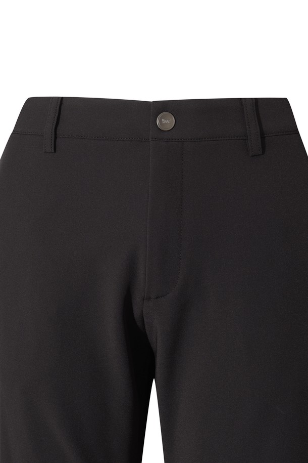 남성용 Men Essential Bonded Pants(본디드 팬츠)는 겨울철 추위에도 끄떡없는 보온성을 제공합니다. 부드러운 기모 안감과 두꺼운 두께, 나일론, 스판덱스 혼방 소재로 제작되어 편안한 착용감을 선사합니다. 스탠다드 핏과 레귤러 핏으로 제작되었으며, 무지 디자인에 블랙 컬러로 어떤 스타일에도 잘 어울립니다. E밴드 허리 밴딩으로 활동성을 높였으며, 골프룩, 일상복 등 다양한 TPO에 활용 가능합니다. 스포티, 미니멀, 클래식한 무드를 연출할 수 있습니다.
