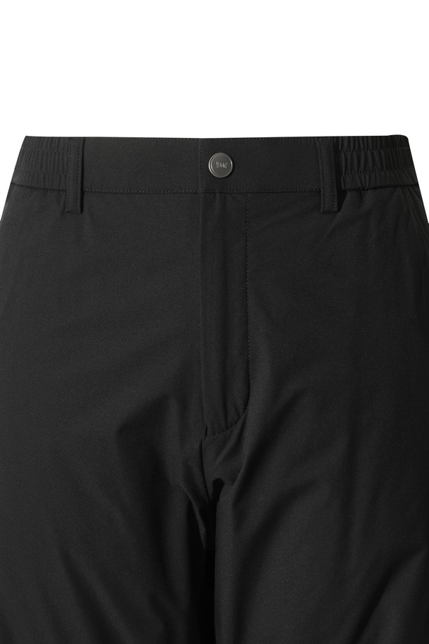 남성용 패딩 조거 팬츠입니다. 블랙 컬러의 폴리에스테르 소재로 제작되어 겨울철 보온성을 높여줍니다. 일상복은 물론 골프룩으로도 활용 가능한 스포티하고 캐주얼한 스타일의 긴바지입니다. 두꺼운 두께감과 가벼운 경량성을 동시에 갖췄으며, 허리 스트링으로 편안한 착용감을 제공합니다. 조거핏 디자인으로 활동성을 높였으며, 패딩 안감으로 따뜻함을 더했습니다.
