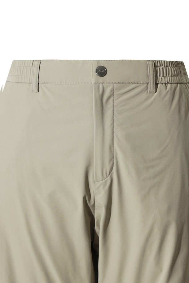 남성용 패딩 조거 팬츠입니다. 겨울철 골프 및 일상 활동에 적합하며, 캐주얼, 스포티, 미니멀 스타일을 연출할 수 있습니다. 보온성이 뛰어난 두꺼운 두께감과 가볍고 편안한 폴리에스터 소재를 사용하여 활동성을 높였습니다. 안감에는 패딩 처리가 되어 한겨울 추위에도 따뜻하게 착용 가능하며, 허리 스트링으로 사이즈 조절이 용이합니다. 조거핏 디자인으로 트렌디함과 편안함을 동시에 잡았습니다.
