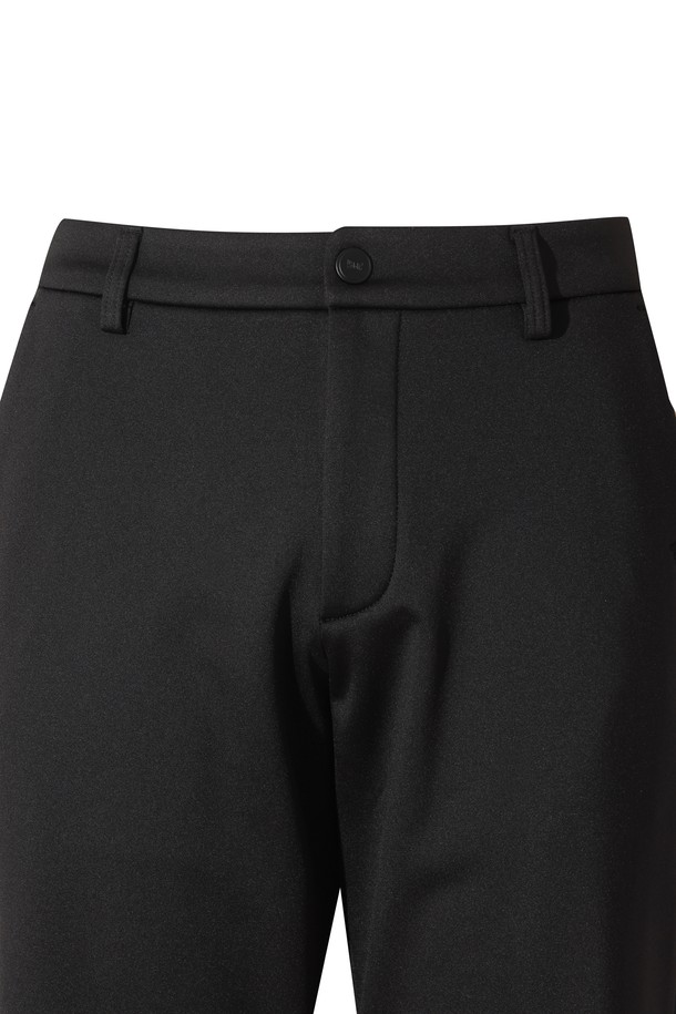 [Exclusive] 남성 에센셜 본디드 팬츠는 골프와 일상, 두 가지 시간과 장소와 상황에 모두 어울리는 활용도 높은 슬림핏 팬츠입니다. 가을, 겨울 시즌에 적합한 두꺼운 두께감의 기모 안감으로 제작되어 부드러운 촉감과 뛰어난 보온성을 제공합니다. 베이직하고 스포티한 스타일을 넘나들며, 무지 디자인으로 어떤 상의에도 매치하기 용이합니다. 후크·지퍼 클로징, 양옆 및 힙 포켓 디테일로 편의성을 더했으며, 데일리룩으로도 손색없는 완벽한 핏을 선사합니다.