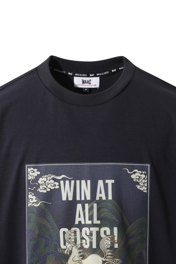 [GYEONGJU EDITION] 와키 크루넥 티셔츠는 경주 에디션 한정판으로, 클래식과 스포티 스타일을 모두 아우르는 남성용 크루넥 티셔츠입니다. 네이비 컬러의 레귤러핏 긴소매 디자인으로, 봄, 가을 시즌에 골프 및 일상용으로 활용하기 좋습니다. 천마총 천마도를 모티브로 한 그래픽과 소매 금관 와키 패치 디테일, 뒷목 그래픽 포인트가 특징입니다. 라운드넥 디자인으로 편안한 착용감을 선사합니다.
