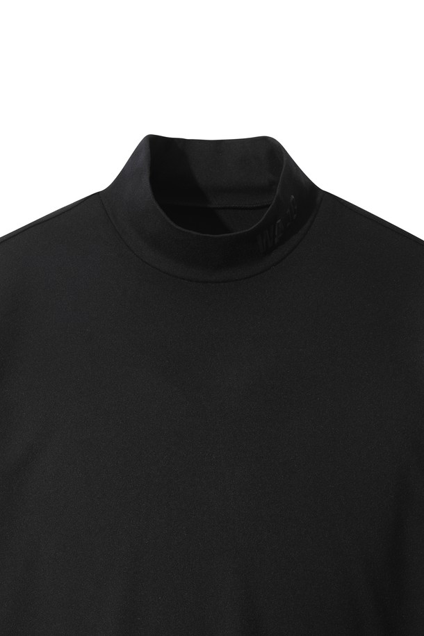 WAACKY (와키) 플리스 하이넥 풀오버는 남성용 겨울 의류로, 스포티하면서도 베이직한 스타일을 연출합니다. 부드러운 촉감의 플리스 소재와 기모 안감으로 보온성을 높였으며, 흡습 및 속건 기능으로 쾌적함을 유지합니다. 레귤러 핏에 긴소매, 하이넥 디자인으로 활동성과 스타일을 모두 잡았으며, 블랙 컬러에 로고와 스트라이프 패턴으로 포인트를 더했습니다. 양면 착용이 가능하여 다양한 골프룩 및 일상 스타일링에 활용할 수 있습니다.
