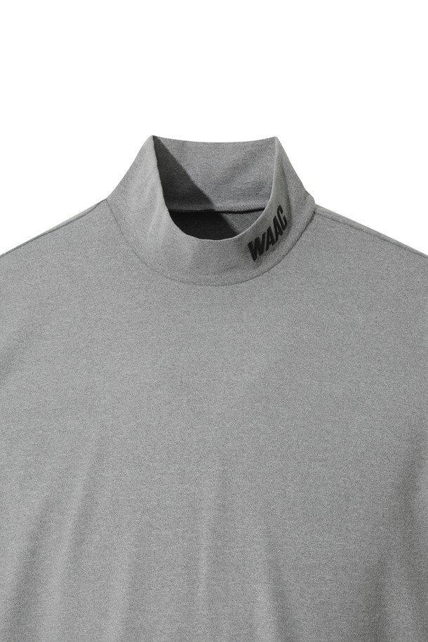 남성용 WAACKY (와키) 플리스 하이넥 풀오버입니다. 부드러운 플리스 소재와 기모 안감으로 뛰어난 보온성을 제공하며, 흡습 및 속건 기능으로 쾌적한 착용감을 유지합니다. 그레이 컬러에 로고와 스트라이프 패턴으로 스포티하면서도 베이직한 스타일을 연출합니다. 레귤러핏으로 편안하게 착용 가능하며, 양면 착용이 가능하여 실용성을 더했습니다. 골프룩은 물론 일상에서도 활용하기 좋은 겨울철 필수 아이템입니다.
