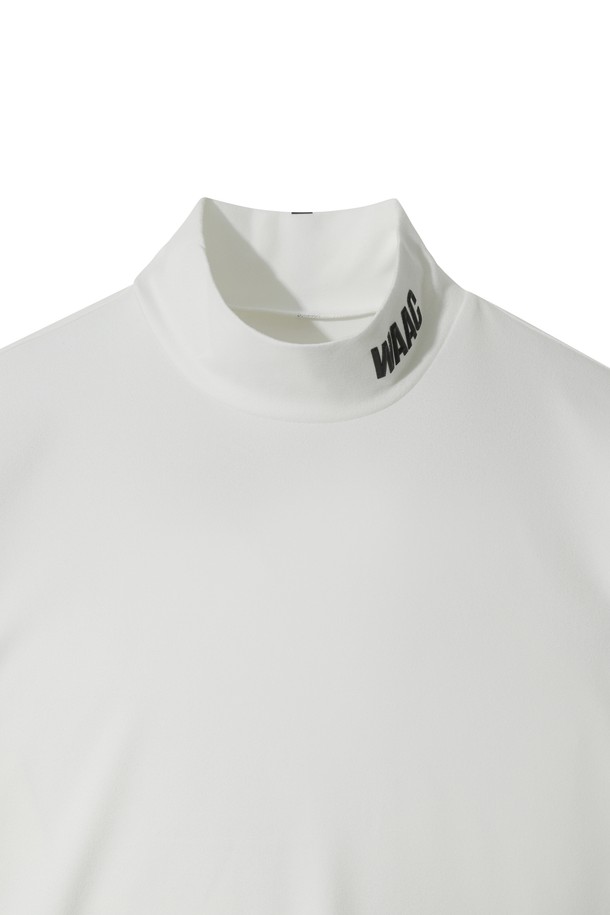 남성용 WAACKY (와키) 플리스 하이넥 풀오버는 겨울철 골프 및 일상 활동에 적합한 스포티하고 베이직한 스타일의 상의입니다. 부드러운 촉감의 두꺼운 플리스 소재에 기모 안감을 더해 보온성을 높였으며, 흡습 및 속건 기능으로 쾌적함을 유지합니다. 화이트 컬러 바탕에 로고와 스트라이프 패턴이 특징이며, 레귤러 핏의 긴소매 디자인으로 활동성을 보장합니다. 양면 착용이 가능하여 실용성을 더했으며, 하이넥 디자인으로 목을 따뜻하게 감싸줍니다.
