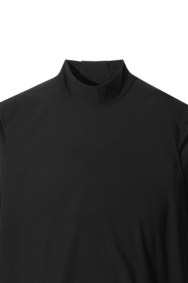 [PLAYER'S EDITION] 남성 플리스 하이넥 탑은 겨울철 골프 라운딩과 일상에서 모두 활용 가능한 스포티한 스타일의 의류입니다. 부드러운 촉감의 플리스 소재와 안감 기모 처리가 뛰어난 보온성을 제공하며, 신축성 있는 스판덱스 소재가 활동성을 더합니다. 레귤러핏 디자인에 하이넥으로 목까지 따뜻하게 감싸주며, 소매 슬로건 프린트와 뒷목 로고 프린트가 포인트를 줍니다. 속기모 처리로 편안한 착용감을 선사하며, 이너웨어로도 활용 가능합니다.
