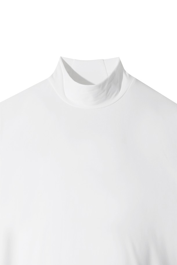 [PLAYER'S EDITION] 남성 플리스 하이넥 탑은 스포티한 골프룩을 위한 겨울철 필수 아이템입니다. 부드러운 촉감의 플리스 소재에 기모 안감을 더해 보온성을 극대화했으며, 신축성 있는 스판덱스 소재가 활동성을 보장합니다. 하이넥 디자인과 레귤러핏으로 스윙 시 최적의 움직임을 제공하며, 이너로도 활용 가능합니다. 화이트 컬러 바탕에 로고와 프린트 디테일이 돋보이는 미니멀한 디자인으로, 다양한 골프 스타일을 연출할 수 있습니다.
