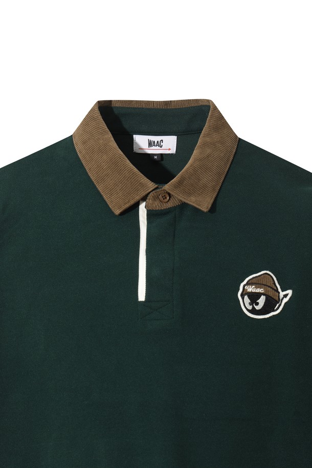 Men WAACKY(맨 와키) 코듀로이 카라 폴로 셔츠는 남성 골프 및 일상용 상의입니다. 그린 컬러의 릴랙스핏 폴로넥 긴소매 셔츠로, 봄, 가을에 착용하기 좋습니다. 부드러운 촉감의 폴리에스테르와 스판덱스 혼방 소재로 제작되었으며, 캐주얼, 스포티, 클래식 스타일을 연출할 수 있습니다. 코듀로이 카라 디테일과 단작 배색 포인트, 좌측 가슴의 와키 캐릭터 와펜이 특징입니다.
