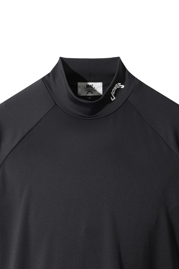 [JONES] 남성 로고 베이스 레이어는 골프룩에 어울리는 스포티한 스타일의 의류입니다. 부드러운 촉감의 폴리에스터와 스판덱스 혼방 소재로 제작되어 신축성이 뛰어나 편안한 착용감을 제공합니다. 블랙 컬러의 슬림핏 하프넥 긴소매 디자인으로, 로고 패턴이 돋보입니다. 사계절용으로, 단독 또는 이너웨어로 활용 가능하며, JONES 브랜드와의 콜라보레이션 제품입니다. 중간 두께감으로 다양한 기온 변화에 대응할 수 있습니다.
