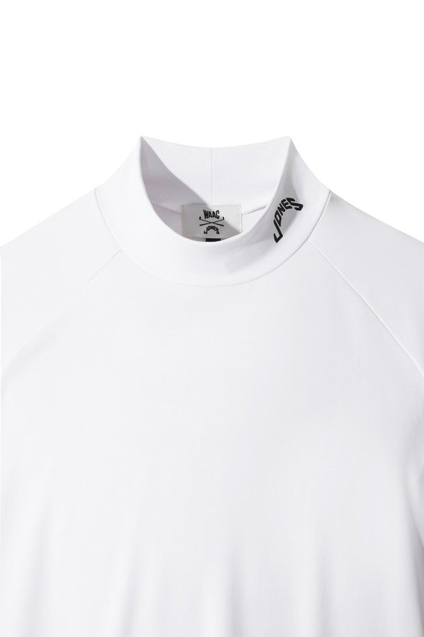 [JONES] 맨 로고 베이스 레이어는 골프 및 피트니스 활동에 적합한 남성용 슬림핏 베이스레이어입니다. 폴리에스터와 스판덱스 혼방 소재로 제작되어 부드러운 촉감과 신축성을 제공하며, 사계절 내내 착용 가능합니다. 화이트 컬러에 스포티한 로고 패턴이 돋보이며, 라운드넥과 긴소매 디자인으로 편안함을 더했습니다. JONES 콜라보레이션 제품으로, 이너웨어로도 활용할 수 있어 실용적입니다. 스포티하고 미니멀한 스타일을 연출하기 좋습니다.
