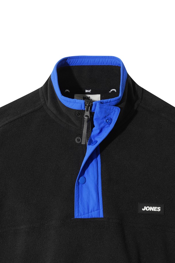 [JONES] Men Polartec(폴라텍) 레트로 플리스 풀오버는 남성용 상의로, 골프 및 겨울 데일리룩에 적합합니다. 부드러운 촉감의 플리스와 폴라텍 소재, 두꺼운 두께의 기모 안감으로 보온성과 흡습성을 갖춰 추운 날씨에도 따뜻하게 착용할 수 있습니다. 레귤러 핏의 하프넥 디자인으로 스포티함과 캐주얼한 스타일을 동시에 연출하며, 무지 패턴에 배색 플라켓과 포켓 디테일, 러버탭 로고로 포인트를 더했습니다. [WAAC] X JONES 콜라보레이션 제품으로, 긴 소매 기장의 레귤러핏 플리스 풀오버입니다.
