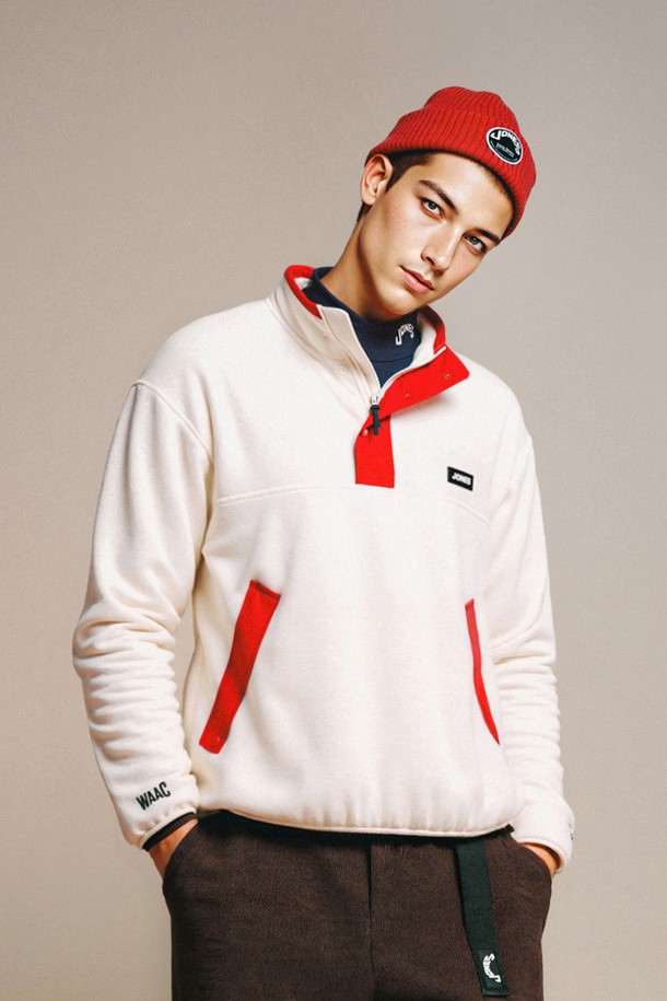 [JONES] 맨 폴라텍 레트로 플리스 풀오버는 WAAC X JONES 콜라보레이션으로 탄생한 남성용 플리스 풀오버입니다. 부드러운 촉감의 폴라텍 플리스 소재에 기모 안감을 더해 보온성을 높였으며, 겨울철 골프룩 또는 캐주얼 스타일 연출에 적합합니다. 레귤러핏과 하프넥 디자인으로 편안한 착용감을 제공하며, 화이트와 레드의 두 가지 컬러로 만나볼 수 있습니다. JONES 러버탭 로고, 배색 플라켓, 포켓 디테일이 돋보이는 스포티하면서도 미니멀한 디자인의 플리스 풀오버입니다.
