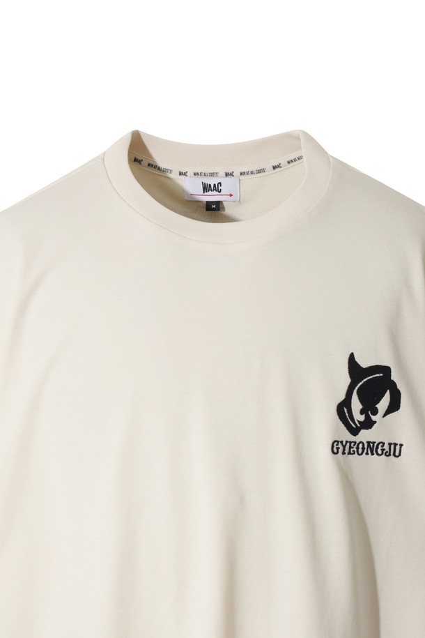 [GYEONGJU EDITION] 남성 크루넥 티셔츠는 골프 및 일상용으로 적합한 베이직 & 스포티 스타일의 반소매 티셔츠입니다. 화이트 컬러의 레귤러 기장으로 제작되었으며, 넥 라인 안쪽 보강 처리가 돋보입니다. 뒷면 목 부분에는 경주를 상징하는 프린팅이, 전면에는 경주 문화유산을 담은 자수 디테일이 더해져 특별함을 더합니다. 베이직핏의 라운드넥 디자인으로 편안한 착용감을 선사하며, 여름 시즌에 시원하게 즐길 수 있습니다. 미니멀한 디자인으로 다양한 골프룩 연출이 가능합니다.
