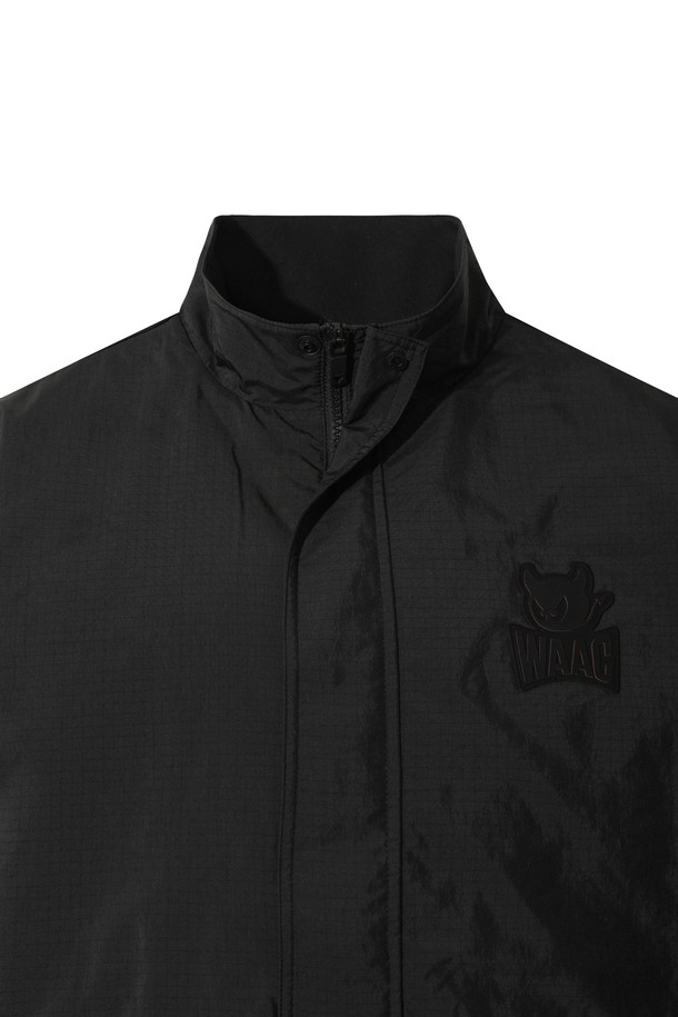 블랙 컬러의 남성용 패딩 하이브리드 아노락입니다. 골프 및 일상생활에서 스포티하고 캐주얼한 스타일을 연출할 수 있습니다. 방풍, 보온 기능과 신축성을 갖춘 두꺼운 두께감의 나일론 소재로 제작되었습니다. 하프 집업 디자인과 레귤러핏으로 편안한 착용감을 제공하며, 겨울철에도 따뜻하게 활동할 수 있습니다. 미니멀한 무드의 무지 디자인으로 다양한 룩에 활용하기 좋습니다.
